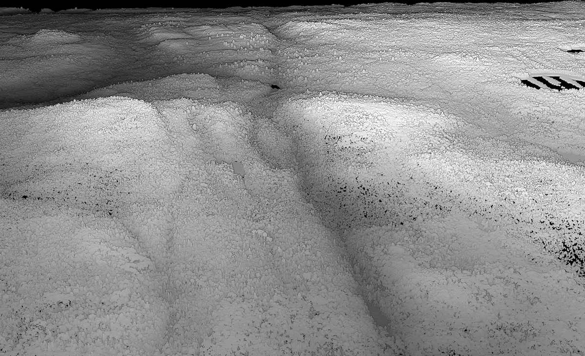 Modelo de terreno LiDAR con drones en blanco y negro que resuelve lomos, drenajes y la traza estructural en detalle